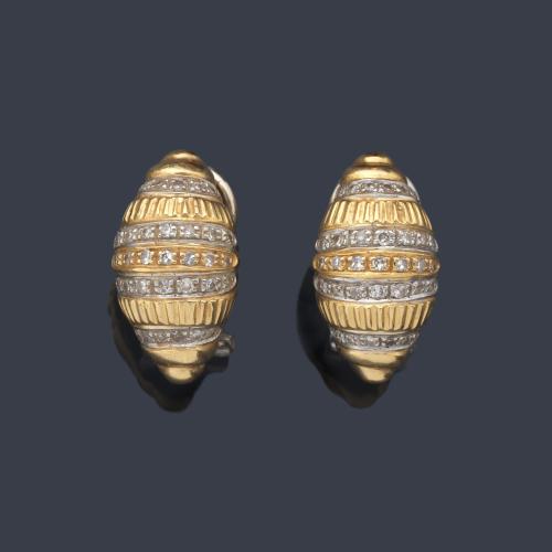  Pendientes tipo criolla con bandas de diamantes talla 8/8 intercalado con motivos en relieve, en montura de oro amarillo de 18K.