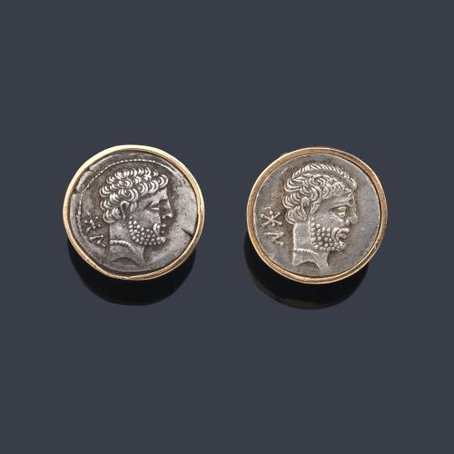  Pendientes cortos con motivo de moneda antigua en montura de oro amarillo de 18K.
