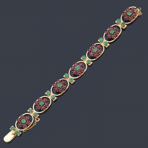  Pulsera con siete motivos en forma de flor realizado con esmeraldas talla redonda de aprox. 7,70 ct y rubíes talla cabujón de aprox. 10,00 ct en total. Años '60.