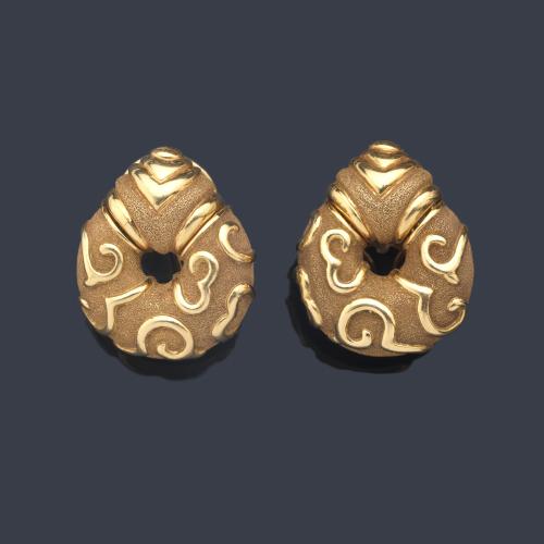 Pendientes cortos con diseño en forma de gota con motivos abstractos, realizados en oro amarillo mate y brillo de 18K.