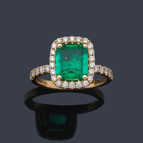  Anillo con esmeralda central de aprox. 1,60 ct con orla de brillantes de aprox. 0,45 ct en total.