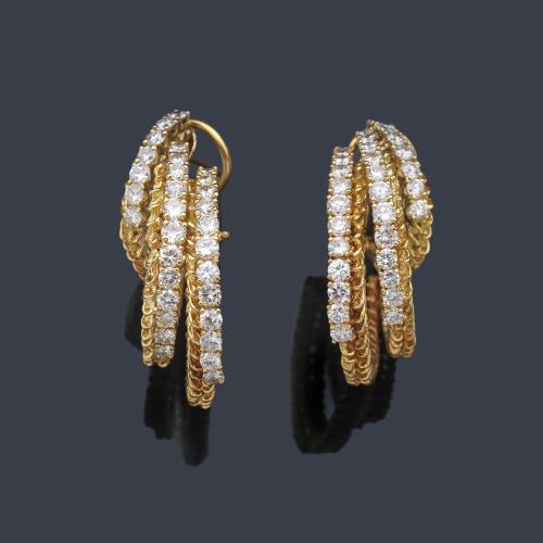  Pendientes tipo criolla con tres bandas de brillantes de aprox. 4,65 ct en total. Reporte Gemológico IGE.