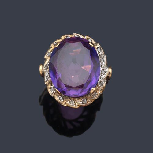  Anillo con zafiro talla oval sintético con orla de diamantes talla rosa.