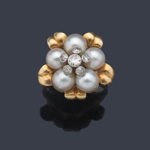  Anillo con diseño floral con cinco perlitas y centro de brillantes de aprox. 0,35 ct en total.