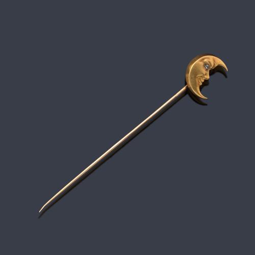  Alfiler con motivo de luna con diamante talla rosa en montura de oro amarillo de 18K. Ppios. XX.