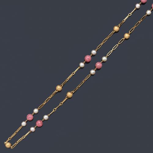  Collar largo con cuentas de rodocrositas de aprox. 11,00 intercalado con perlas de aprox. 8,00 mm con eslabones ovalados de oro amarillo de 18K.