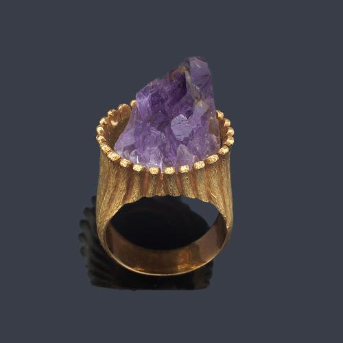  Anillo con motivo central de geoda de amatista en bruto en montura acanalada de oro amarillo de 18K. Años '70.