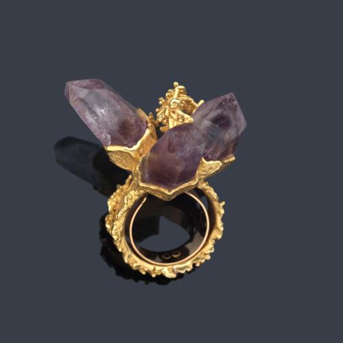  Anillo escultural con tres geodas de cuarzo amatista sobre montura texturizada de oro amarillo de 18K. Años '70.