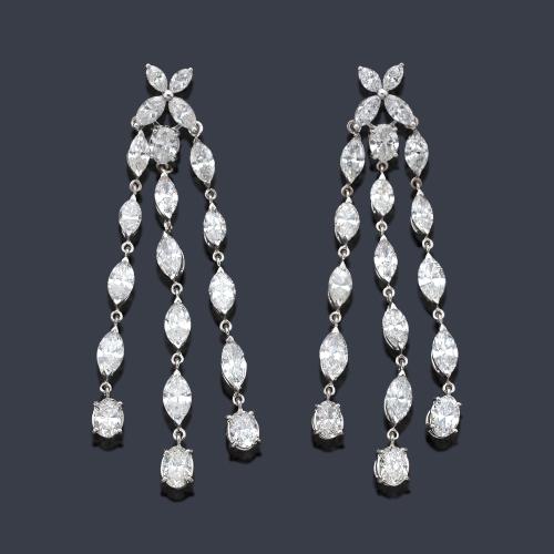  Importante pendientes largos con diamantes talla marquís y oval de aprox. 15,80 ct en total.