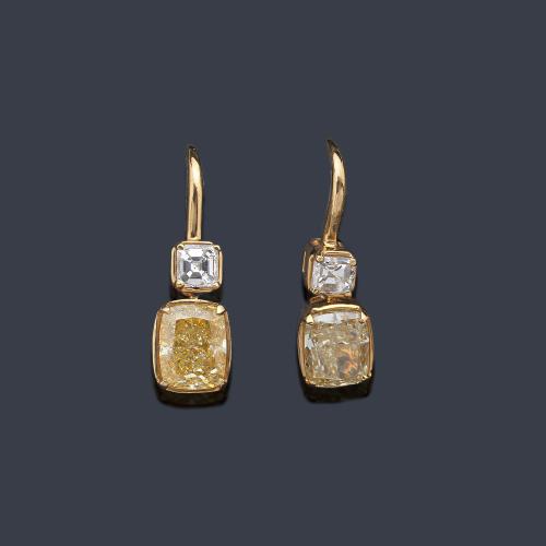  Pendientes largos con pareja de diamantes 'fancy yellow' talla 'cushion' de 1,01 ct y 1,02 ct. Dos certificados GIA.