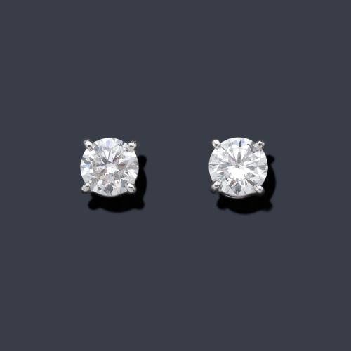 Dormilonas con pareja de brillantes de aprox. 1,00 ct en total.