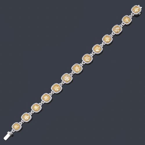  Pulsera con trece diamantes 'fancy yellow' talla cushion de aprox. 9,42 ct con doble orla de brillantes incoloros y 'fancy yellow' de aprox. 2,32 ct y 0,97 ct en total. Certificados GIA.