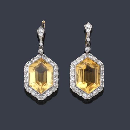  Pendientes largos con pareja de berilos amarillos 'Heliodoro' de aprox. 9,00 ct cada uno con orla de diamantes talla antigua de aprox. 3,40 ct en total. Años '30.