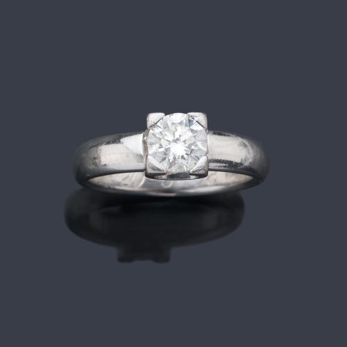  Solitario con brillante central de aprox. 0,70 ct en montura de oro blanco de 18K.