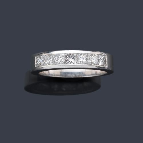  Media alianza con banda de diamantes talla princesa de aprox. 0,80 ct en total. Certificado HRD.