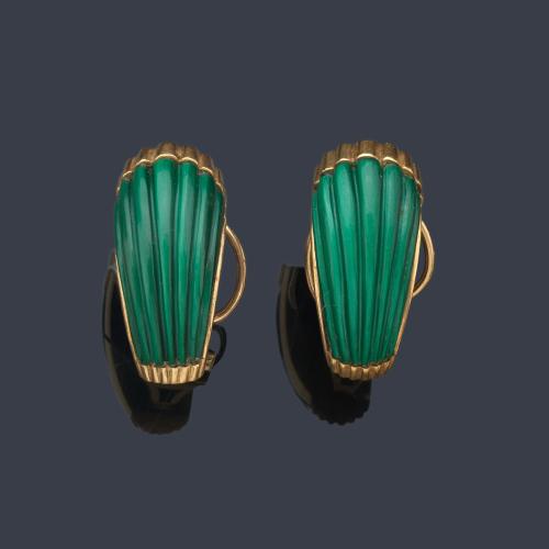 Pendientes tipo criolla con pieza gallonada de malaquita en montura de oro amarillo de 18K. Años '70.