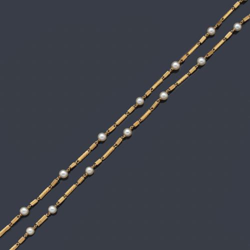  Collar largo años '70 con perlas de aprox. 7,05 mm intercalado con barritas de oro amarillo de 18K con diseño entorchado.