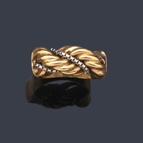  Anillo con diseño entorchado en oro amarillo de 18K y cadeneta en oro blanco de 18K. Años 70.