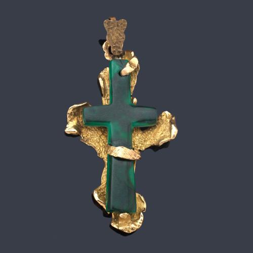  Colgante con cruz realizada con una pieza de malaquita sobre soporte en oro amarillo de 18K.