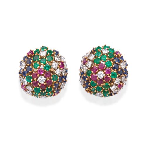  Pendientes cortos con diseño de 'Tutti - frutti' con cuajado de brillantes, esmeraldas, zafiros y rubíes con diseño floral. Años '70.