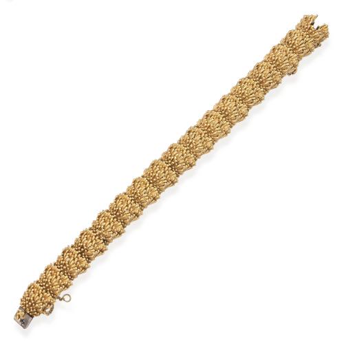  Pulsera articulada con diseño en relieve realizado en oro amarillo de 18K. Años '70.