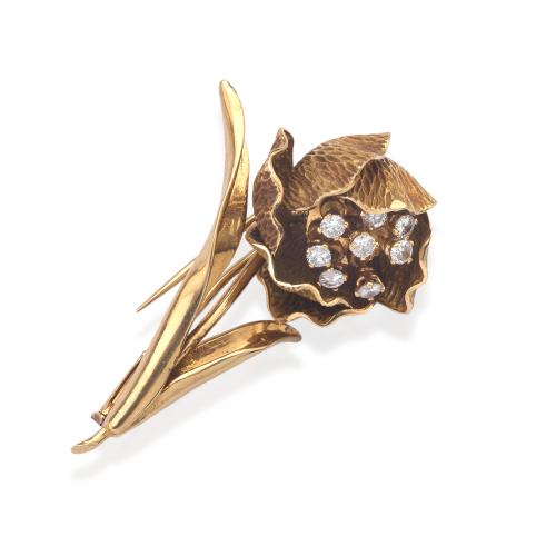  Broche floral con centro de brillantes de aprox. 0,56 ct en total.