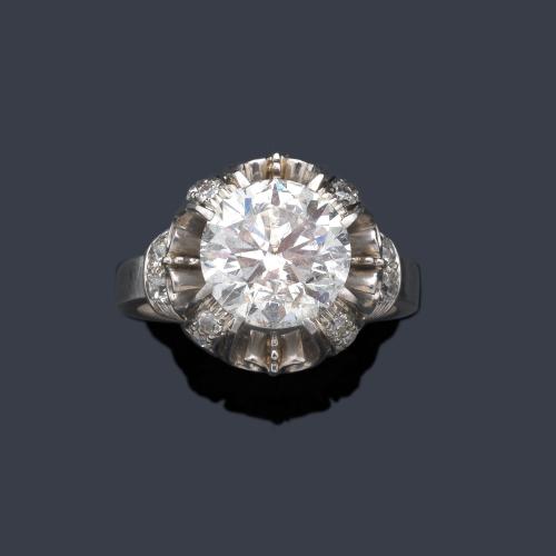  Solitario con brillante central de 4,02 ct en montura de platino. Certificado HRD.