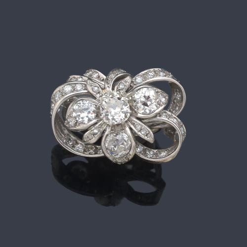  Anillo con diseño de lazada y floral con diamante central talla 'old cut european' de aprox. 1,20 ct con tres diamantes talla antigua de 0,80 ct - 0,78 ct y 0,65 ct respectivamente. Años '40.