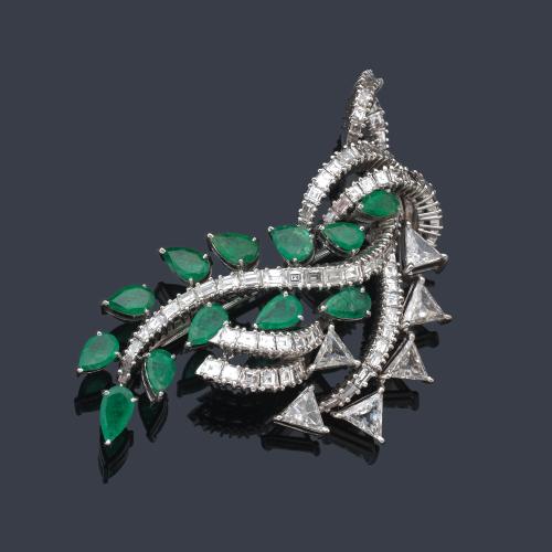  Broche con diseño vegetal con esmeraldas talla perilla de aprox. 6,00 ct en total y bandas curvadas de diamantes talla triángulo, carré y baguette de aprox. 6,80 ct.