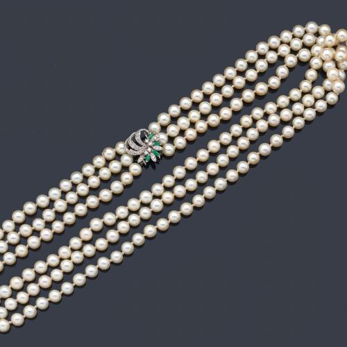  Collar tres hilos de perlas de aprox. 7,65 mm - 7,83 mm con broche calado realizado en montura de oro blanco de 18K con brillantes y esmeraldas.