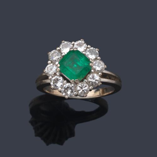  Anillo con esmeralda central de aprox. 1,50 ct con orla de brillantes de aprox. 0,90 ct en total.