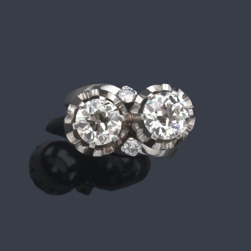  Anillo 'tú y yo' con pareja de diamantes talla antigua de aprox. 3,12 ct en total.