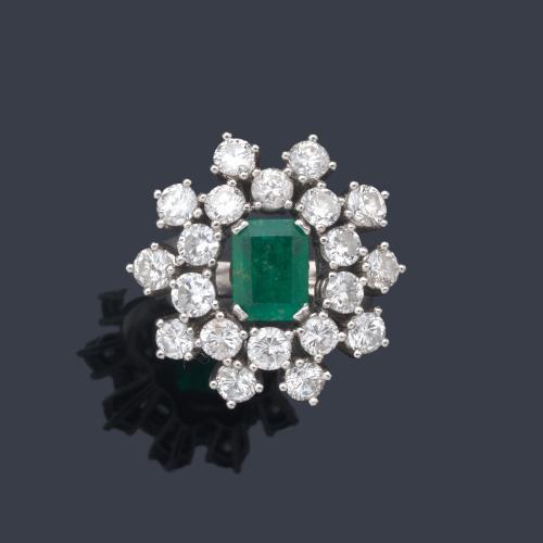  Anillo con esmeralda central de aprox. 1,20 ct con triple orla de brillantes de aprox. 2,00 ct en total.