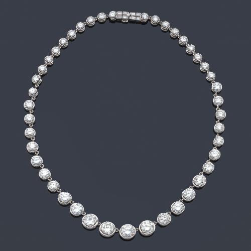  Collar rivière con brillantes engastados en chatón de aprox. 36,58 ct en total.