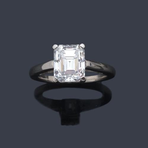  Solitario con diamante talla esmeralda de 3,05 ct en montura de oro blanco de 18K. Certificado HRD.