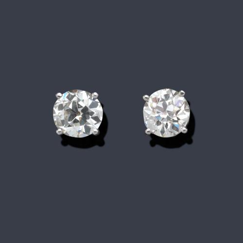  Dormilonas con pareja de diamantes talla antigua de 2,51 ct y 2,59 ct respectivamente.