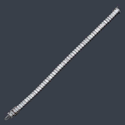  Pulsera tipo rivière con banda de diamantes talla baguette de aprox. 15,00 ct en total.