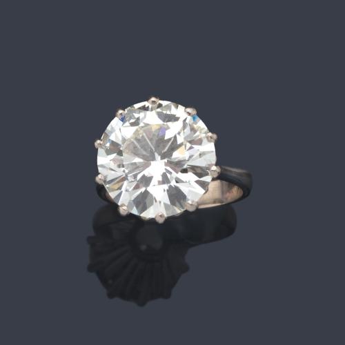  Solitario con brillante de 8,58 ct en montura de oro blanco de 18K..