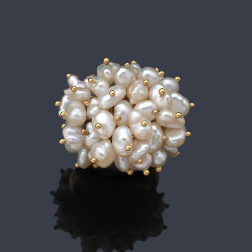  Anillo con cuajado de perlas de rio en montura de oro amarillo de 18K. Años '70.