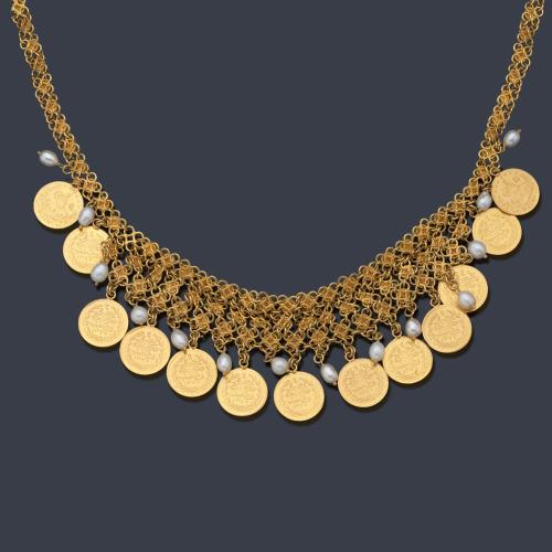  Collar tipo babero de inspiración árabe con diseño de rosetones unidos entre sí y rematados por monedas y perlas de rio