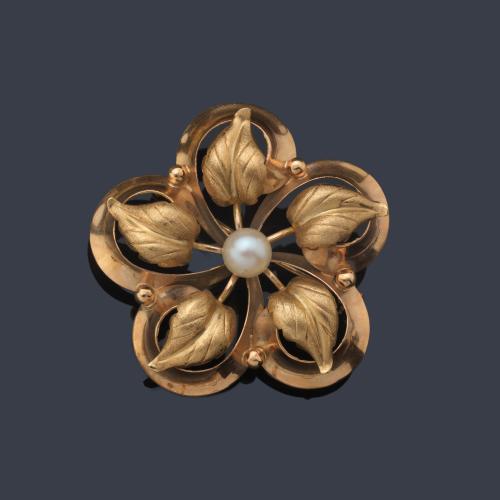  Broche floral con perla central de aprox. 9,00 mm en montura de oro amarillo mate y brillo de 18K.