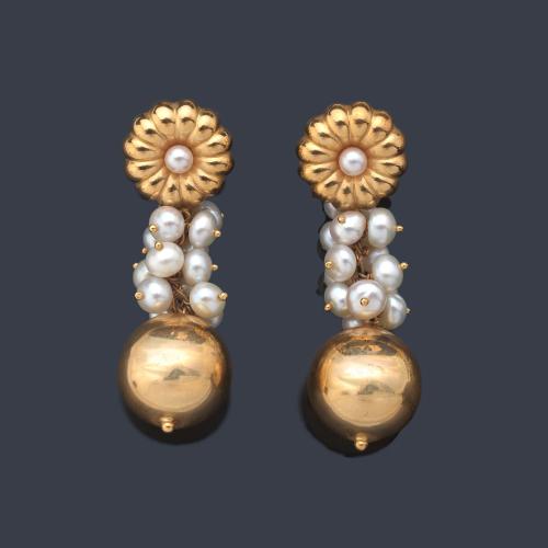  Pendientes largos con perlas 'freshwater' realizado en oro amarillo de 18K. Años '80.