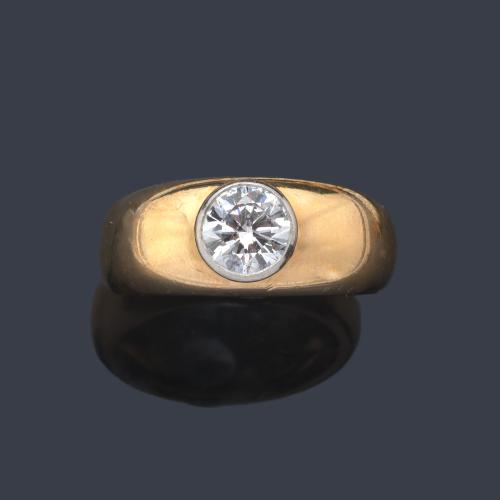  Anillo con brillante central de aprox. 1,00 ct en montura de oro amarillo de 18K.