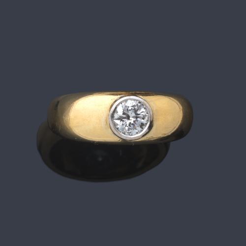  Anillo con brillante central de aprox. 0,50 ct en montura de oro amarillo de 18K.
