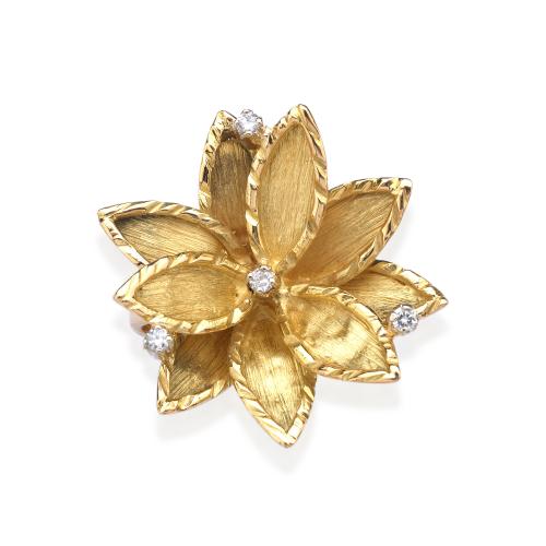  Anillo con diseño floral con brillantes intercalados en montura de oro amarillo mate y brillo de 18K.