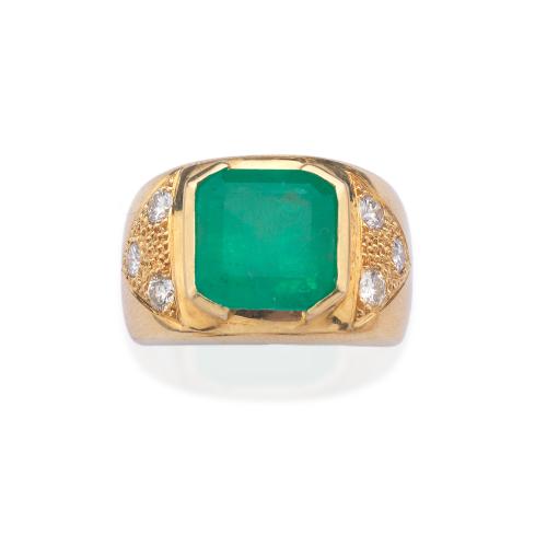  Anillo con esmeralda central de aprox. 5,30 ct con tres brillantes en ambos lados.