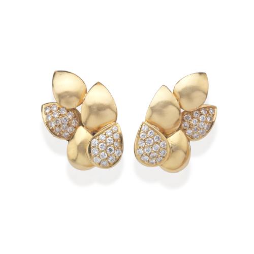  Pendientes cortos con diseño vegetal con motivos en pavé de brillantes y realizado en montura de oro amarillo de 18K.
