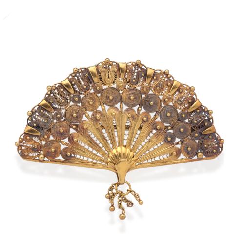  Broche en forma de abanico con diseño de filigrana circular en montura de oro amarillo de 18K.