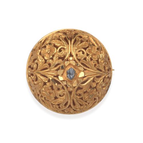  Broche con diseño de botón charro con decoración floral cincelado en oro amarillo de 18K.