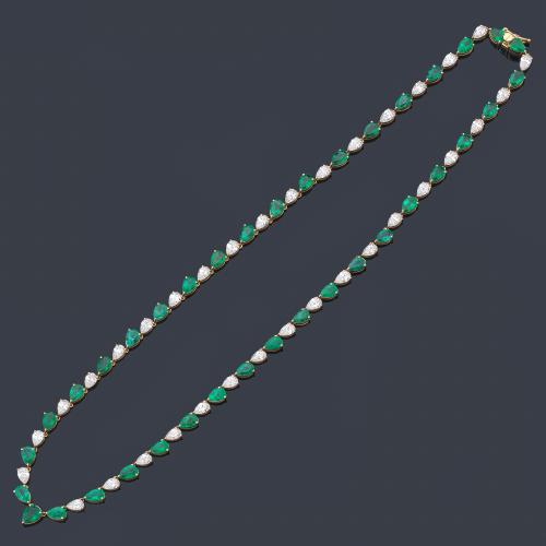  Collar tipo rivière con esmeraldas de aprox. 13,94 ct en total y diamantes talla marquís de 8,10 ct en total.